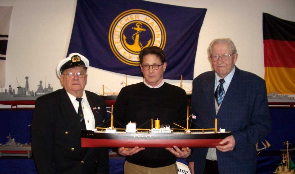 Heinz Kostka, Ward Carr and Fritz Sonnemann with a model of the Doggerbank 