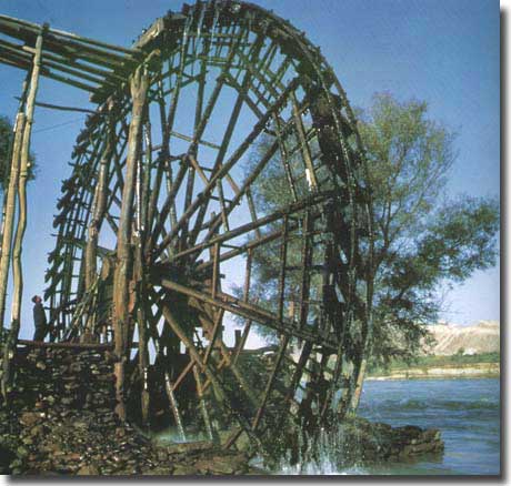 An ancient waterwheel in an area vastly eroded and in the category of wastelands, caused by past flooding of the Yellow River